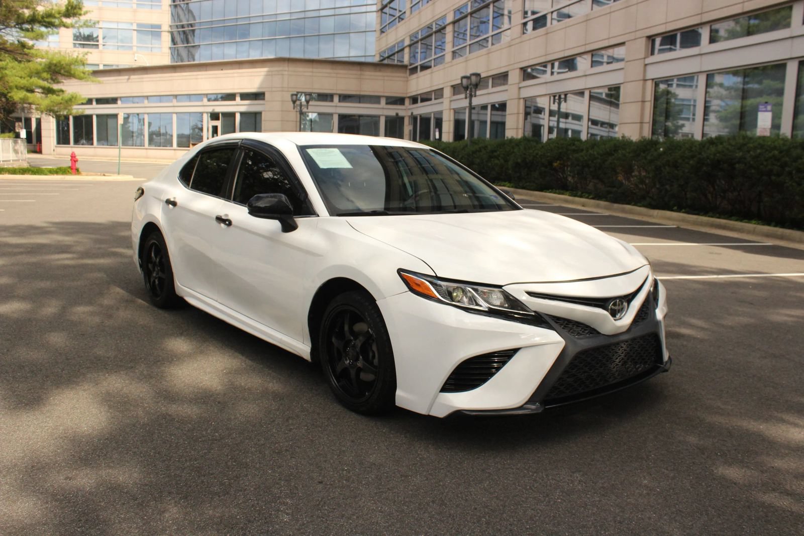 Used 2019 Toyota Camry SE FWD image 1