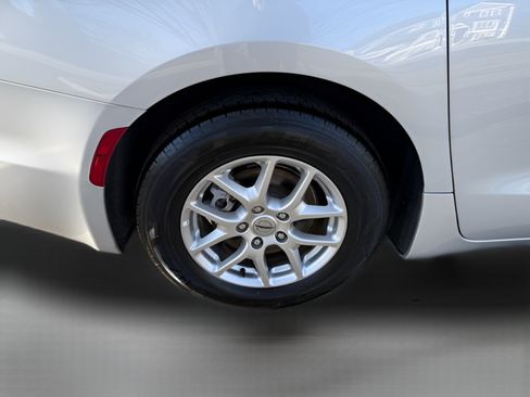 Used 2024 Chrysler Pacifica Touring-L FWD image 29