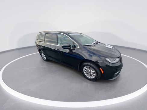 Used 2024 Chrysler Pacifica Touring-L image 2