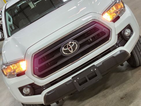 Used 2023 Toyota Tacoma SR5 w/ Technology Package image 19
