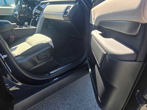 Used 2023 Land Rover Discovery S R-Dynamic image 10