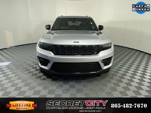 Used 2024 Jeep Grand Cherokee Altitude image 3