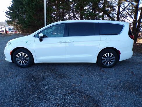 Used 2023 Chrysler Pacifica Touring-L image 2