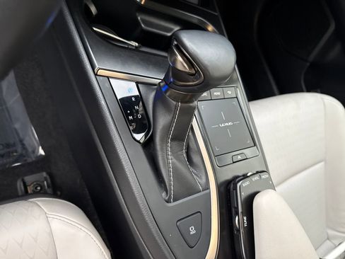 Used 2019 Lexus UX 200 image 24
