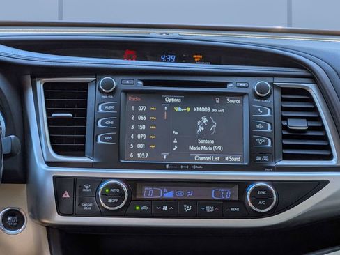 Used 2018 Toyota Highlander XLE FWD image 18