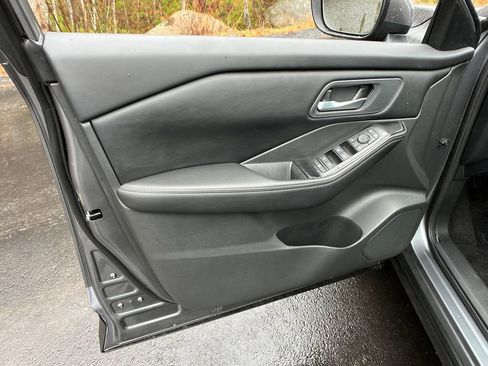 Used 2025 Nissan Rogue SV image 11