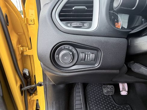 Used 2018 Jeep Renegade Latitude w/ Cold Weather Group FWD image 12
