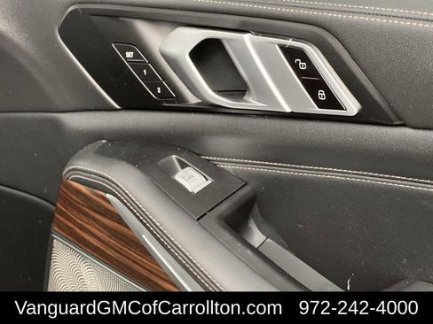 Used 2025 BMW X7 xDrive40i w/ M Sport Package image 31