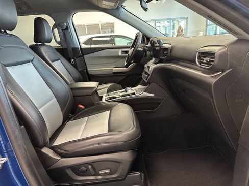 Used 2022 Ford Explorer XLT w/ Equipment Group 202A image 16