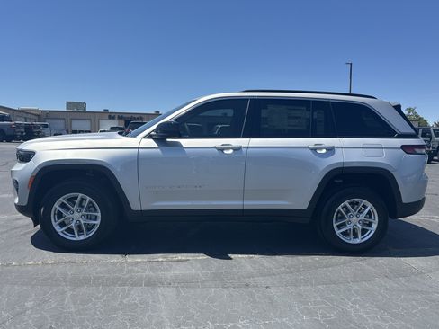 New 2026 Jeep Grand Cherokee Laredo RWD image 9