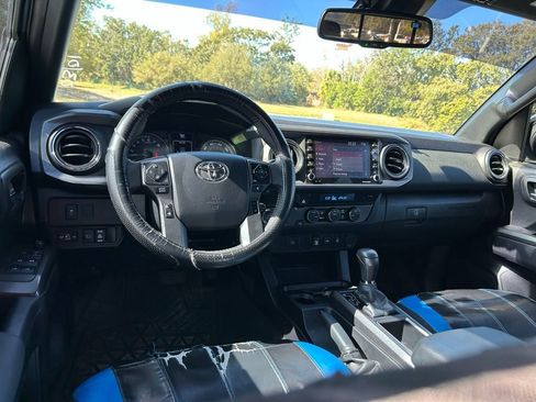 Used 2021 Toyota Tacoma TRD Sport image 11