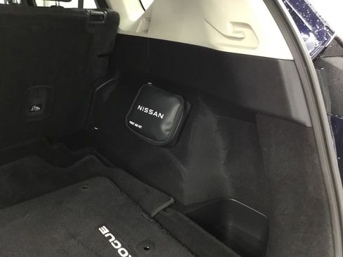 Used 2024 Nissan Rogue SL w/ SL Premium Package image 17