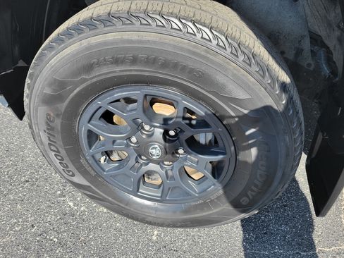 Used 2020 Toyota Tacoma SR5 AWD/4WD image 38