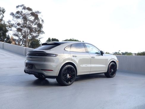Certified 2025 Porsche Cayenne Turbo w/ Technology Package AWD/4WD image 8