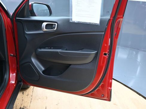 Used 2025 Hyundai Venue SE FWD image 32
