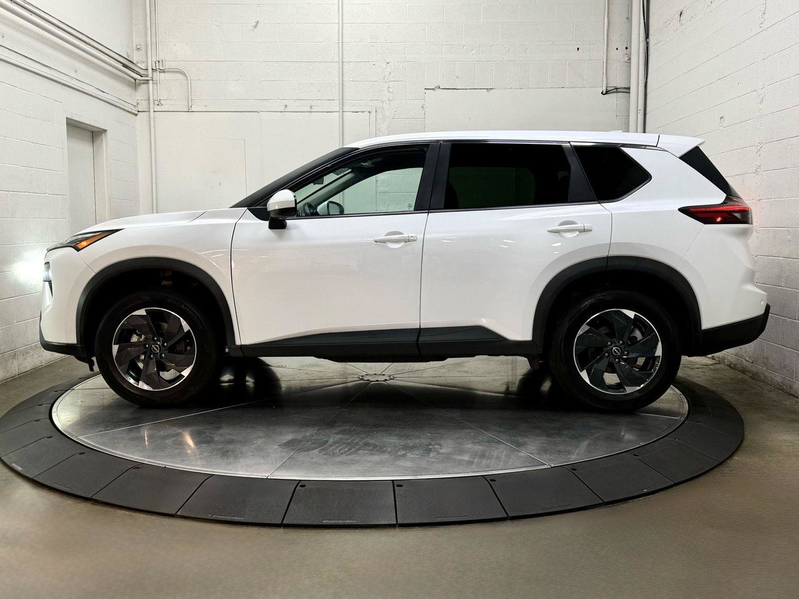 Used 2024 Nissan Rogue SV AWD/4WD image 2