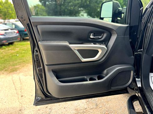 Used 2018 Nissan Titan SV w/ SV Convenience Package image 28