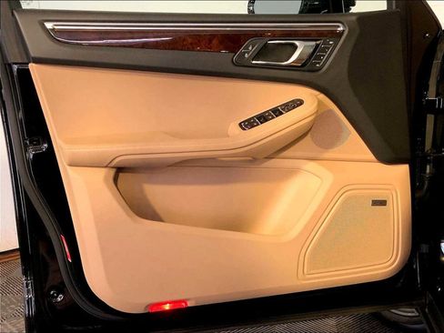 Certified 2023 Porsche Macan image 25