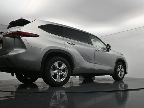 Used 2024 Toyota Highlander LE AWD/4WD image 37