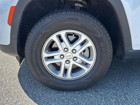 Used 2023 Jeep Grand Cherokee Laredo image 7