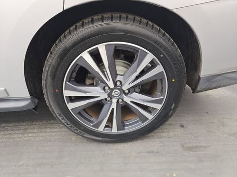 Used 2020 Nissan Pathfinder Platinum FWD image 16