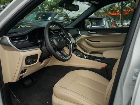 New 2025 Jeep Grand Cherokee Limited image 18