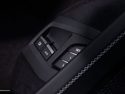 Used 2025 Lamborghini Urus SE AWD/4WD image 24