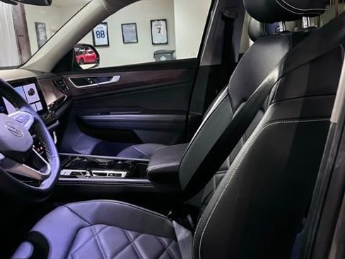 Used 2025 Volkswagen Atlas SE image 11