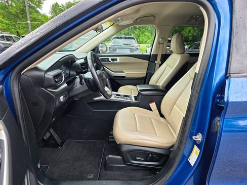 Used 2020 Ford Explorer XLT w/ Equipment Group 202A AWD/4WD image 17