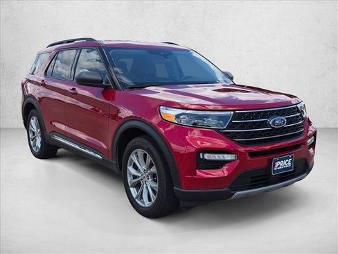 Used 2023 Ford Explorer XLT w/ Equipment Group 202A RWD image 2