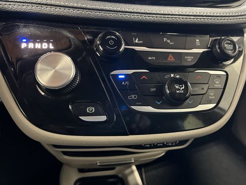 Used 2023 Chrysler Pacifica Touring-L FWD image 25
