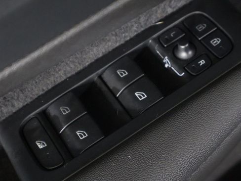 Used 2023 Volvo XC40 B5 Plus w/ Protection Package Premier image 40