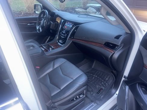 Used 2015 Cadillac Escalade Luxury image 9