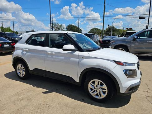Used 2021 Hyundai Venue SE FWD image 4