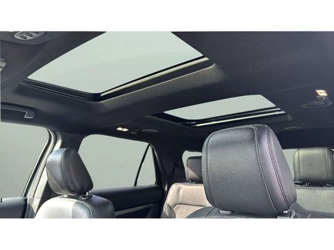 Used 2018 Ford Explorer XLT w/ Equipment Group 202A image 11