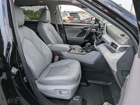 Certified 2025 Toyota Highlander Platinum AWD/4WD image 28