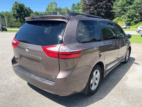 Used 2018 Toyota Sienna LE image 5