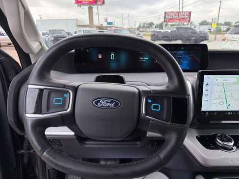 Used 2025 Ford Expedition Active AWD/4WD image 15