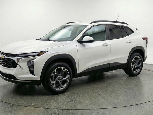 Used 2025 Chevrolet Trax LT w/ LT Convenience Package FWD image 3
