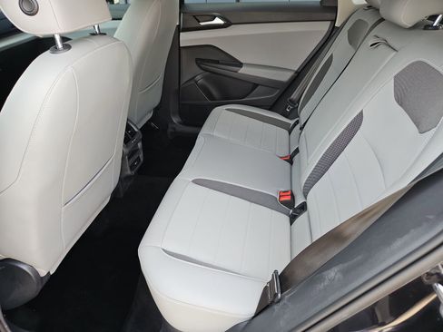 Used 2022 Volkswagen Taos SE image 18