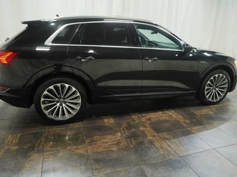 Used 2019 Audi e-tron Prestige w/ Prestige Package AWD/4WD image 4