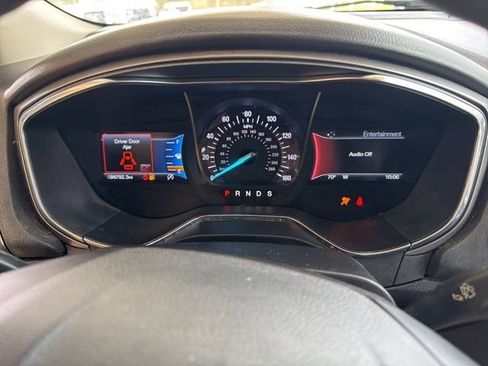 Used 2017 Ford Fusion SE w/ Fusion SE Technology Package image 12