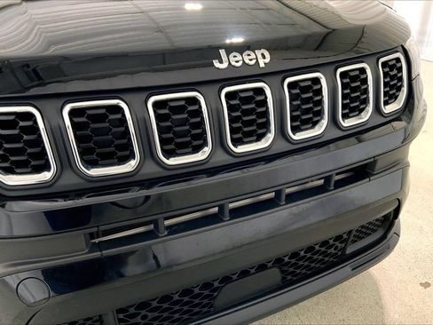 Used 2025 Jeep Compass Latitude AWD/4WD image 30