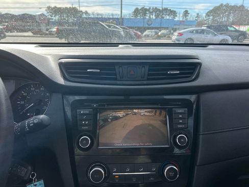 Used 2018 Nissan Rogue S image 26