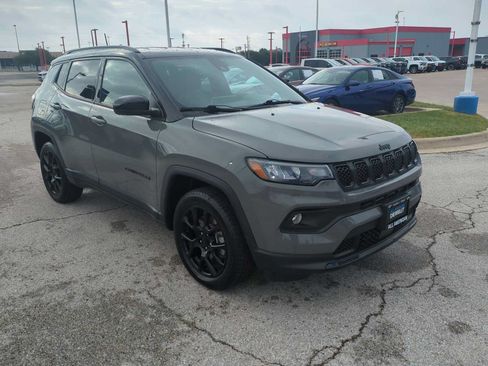 Used 2023 Jeep Compass Latitude w/ Convenience Group AWD/4WD image 2