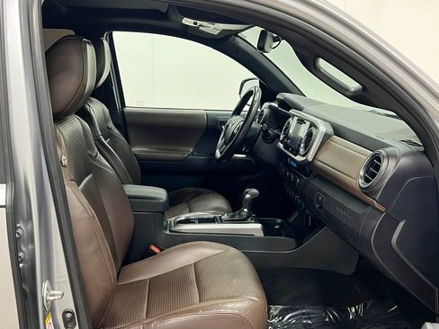 Used 2017 Toyota Tacoma Limited w/ Tow Package AWD/4WD image 34