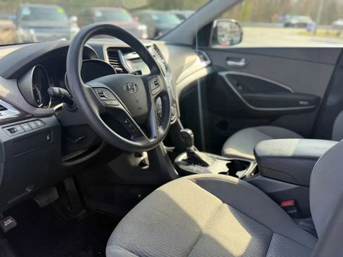 Used 2017 Hyundai Santa Fe SE image 10