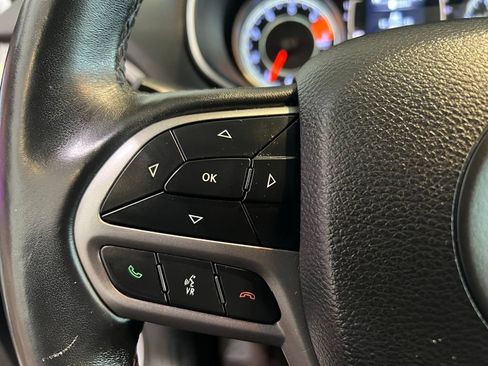Used 2019 Jeep Cherokee Latitude Plus w/ Cold Weather Group AWD/4WD image 22
