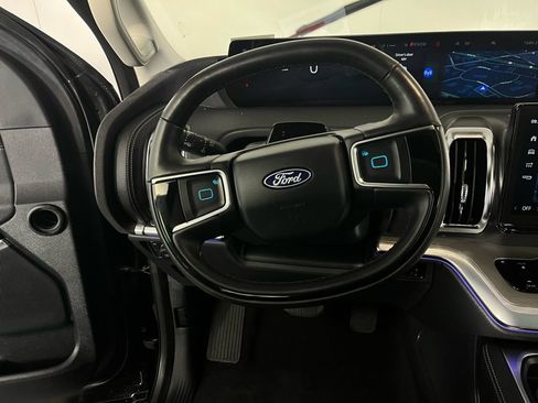 Used 2025 Ford Expedition Platinum image 13