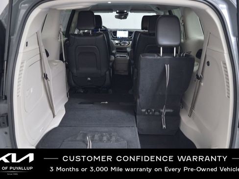 Used 2023 Chrysler Pacifica Touring-L image 19
